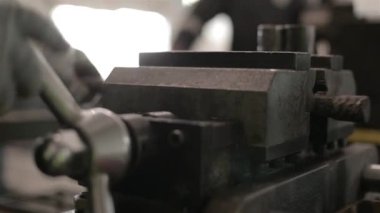 Mühendis Çelik Çubuğu Bir Makineye Kilitliyor - Yan Açı