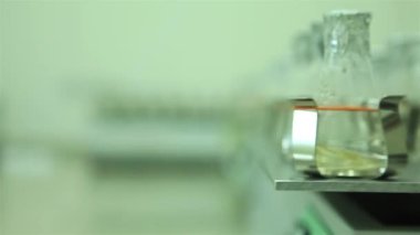 Bir makinede karıştırılan kimyasal şişeler - Kaydırıcı - Soldan Sağa