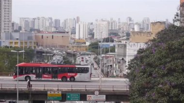 Sao Paulo Şehri - Binalar ve araçlarla dolu Yoğun Köprü
