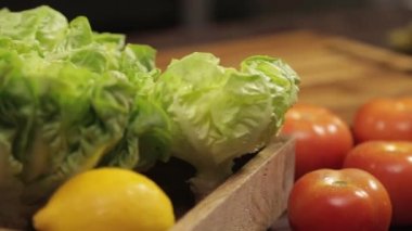 Domates - Çiğ Domatesler İçin Marul - Tava - Soldan Sağa 2