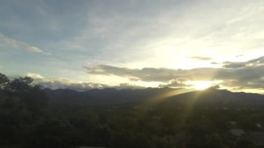 Pai - Tayland - Asya Zamanlaması: Dağlardaki Bulutların Arasında Güneş Parlıyor