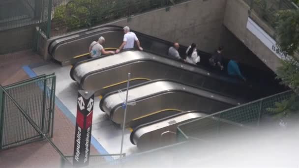 Menschen Gehen Eine Rolltreppe Zur Bahn Station Hinunter — Stockvideo