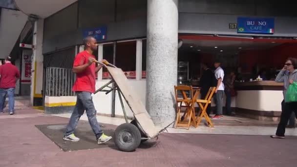 Man Dragen Van Rood Shirt Duwen Een Trolley — Stockvideo