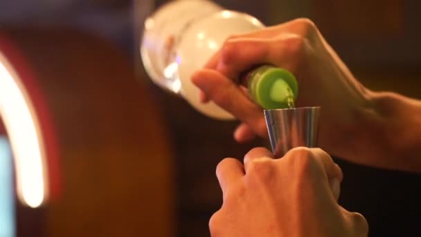 Verser Alcool Dans Une Tasse Mesurer Remplir Verre — Video