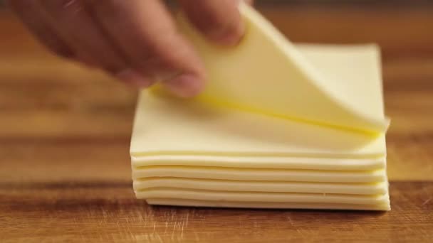 Τυρί Taking Out Τυρί Φέτα Κοντινό Πλάνο Μπροστινή Γωνία — Αρχείο Βίντεο