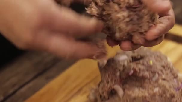 肉パティ混合物 手で肉球を作り それらを計量2 — ストック動画