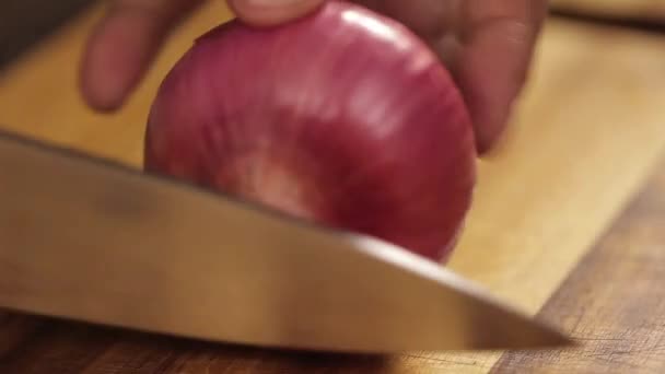 Red Onion Cutting Red Onion Wooden Board Side Angle — Stok Video
