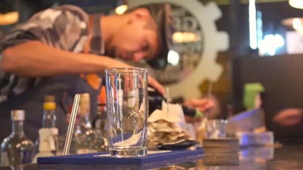 Barman Schenkt Drank Spuitglas Door Doorzichtig Glas — Stockvideo