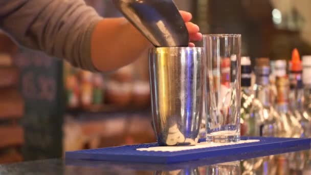 Bartender Derramando Gelo Agitador Prata Close — Vídeo de Stock