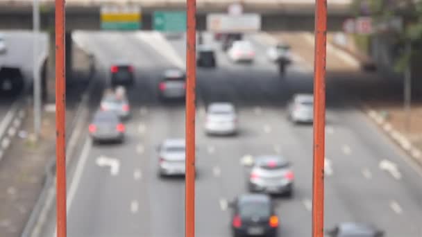 Estrada Cidade Com Carros Através Red Railing Slider Direita Esquerda — Vídeo de Stock