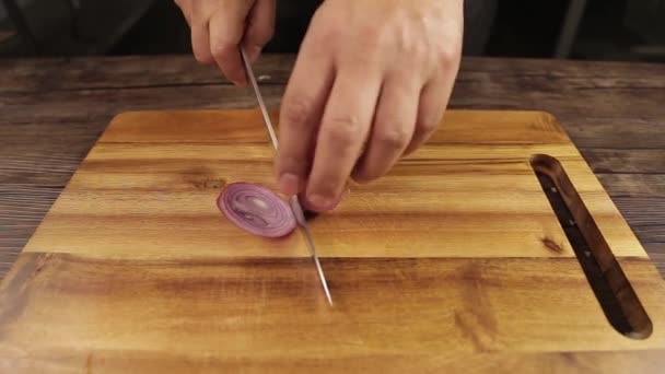 Red Onions Peeling Red Onions Wooden Cutting Board Front Angle — Stock Video