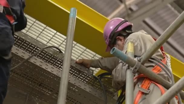Trabalhadores Fixando Uma Tubulação Preta Fechar Controle Deslizante Direita Para — Vídeo de Stock