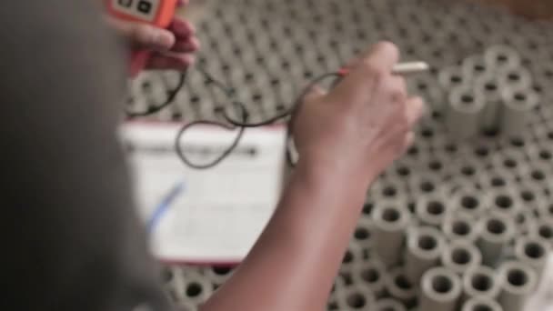 Mühendislik Elektrik Cihazı Ile Bağlantı Kontrol Ediyor Kapat — Stok video