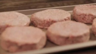 Et Patty - Çiğ Biftek Tepside - Odaklanma Çekimi - Yan Açı