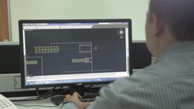 Otomotiv mühendisliği yazılımı üzerinde çalışan adam - Kaydırıcı - Soldan Sağa