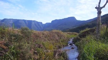 Brezilya 'da Yeşil Kanyon' un Önünde Akan Nehir