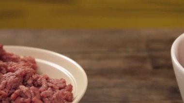 Yumurtalar - Beyaz Kasede Browne Yumurtaları - Kaydırıcı - Soldan Sağa