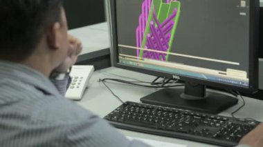 Striptiz tişörtlü adam, Otopsi 'de çalışıyor, mühendislik tasarımı üzerinde çalışıyor.
