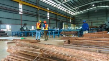 İşçilerle Malzeme Fabrikası Deposu Yapılıyor - Kaydırıcı - Soldan Sağa