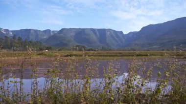 Büyük bir su birikintisinde Kanyonların Yeniden Seçimi Soldan Sağa
