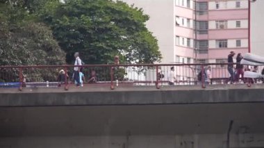 Çimentolu Köprü 'de Kırmızı Raylarla Yürüyenler