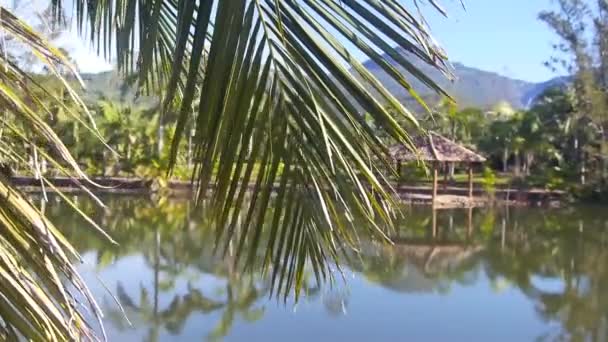 Refelection Quiosque Belo Lago Com Montanhas Nas Costas Mão Held — Vídeo de Stock