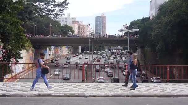 Люди Переходят Мост Автомобилями Пробке Заднем Дворе — стоковое видео