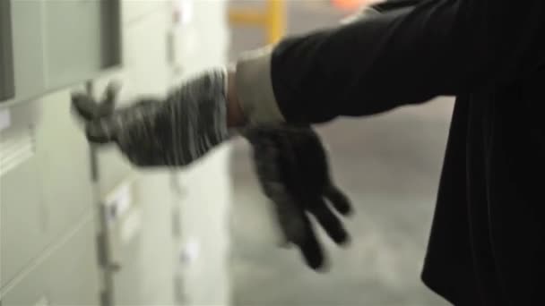 Güvenlik Eldiveni Giyen Fabrika Şçisi — Stok video