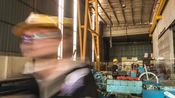 Cięcie Długich Rur Aluminiowych Timelapse Przechył — Wideo stockowe