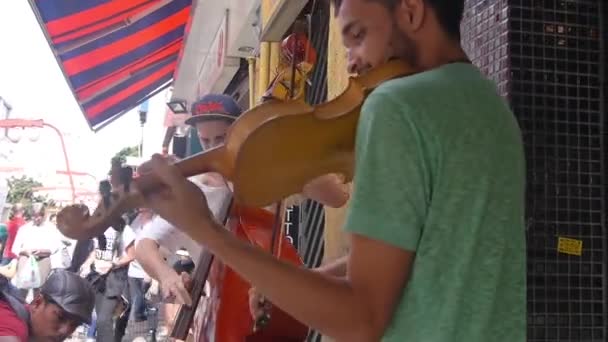 Caras Busking Rua Tocando Violino Violoncelo Ângulo Lateral — Vídeo de Stock
