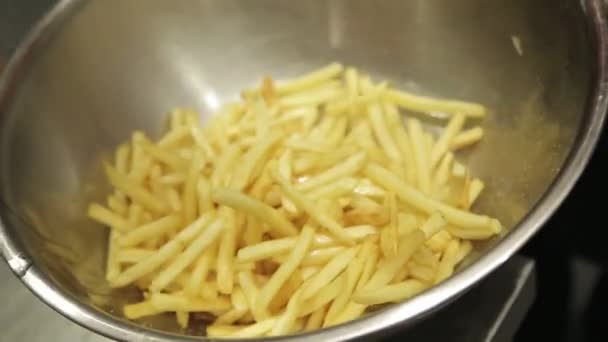 Patatine Fritte Mescolare Sale Agitare Patatine Fritte Una Ciotola Argento — Video Stock