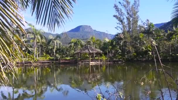 Uma Cabana Pequena Bonita Lado Lago Com Desfiladeiro Verde Fundo — Vídeo de Stock