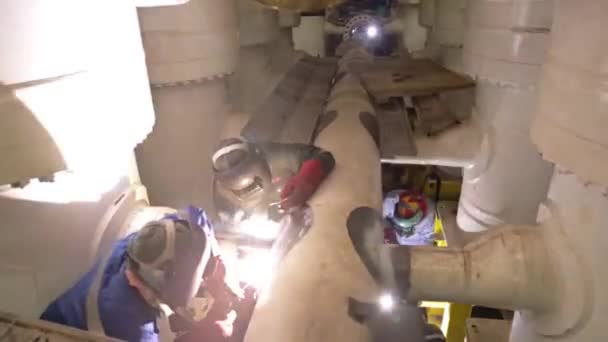 Trabalhadores Que Soldam Uma Tubulação Máquina — Vídeo de Stock