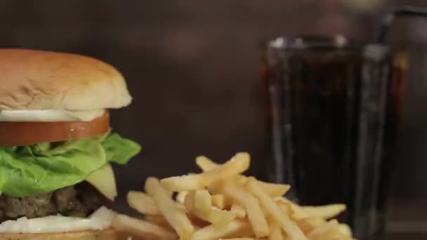 Burger Fromage Agneau Avec Affichage Frites Françaises Slider Déménagement Loin — Video