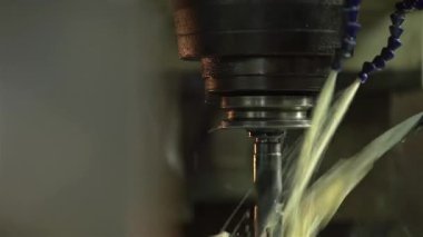 Beyaz Sıvı ile Yuvarlak Metal Blokta Delik Açan Makine - Kapat - Eğilim