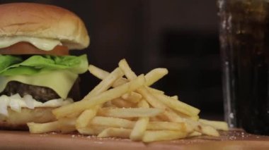 Biftek peynirli burger ve patates kızartması görüntüsü - Kaydırıcı