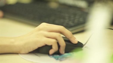 PC Klavyesinde Yazan ve Fare Kullanan Eller - Odaklama Çekimi