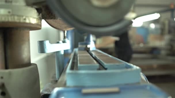 Trabalhador Fábrica Usando Máquina Broca Azul Slider Esquerda Para Direita — Vídeo de Stock