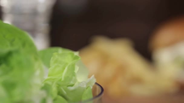 Queijo Carne Hambúrguer Fatiado Com Francês Fritas Display Slider Esquerda — Vídeo de Stock