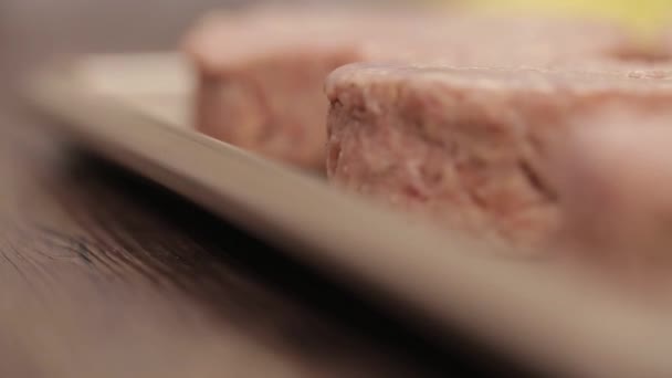 Мясо Пэтти Сырые Котлеты Говядины Close Focus Pull Side Angle — стоковое видео