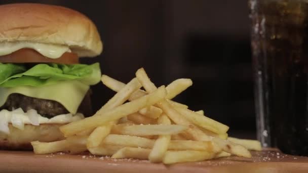 牛肉芝士烤肉与法式薯条陈列 滑翔机 — 图库视频影像