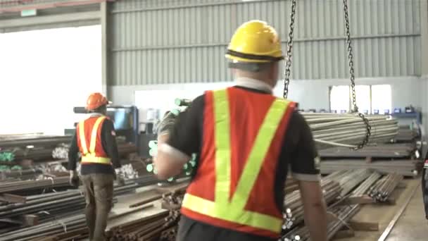 Trabalhador Fábrica Ajudando Elevação Barras Aço — Vídeo de Stock