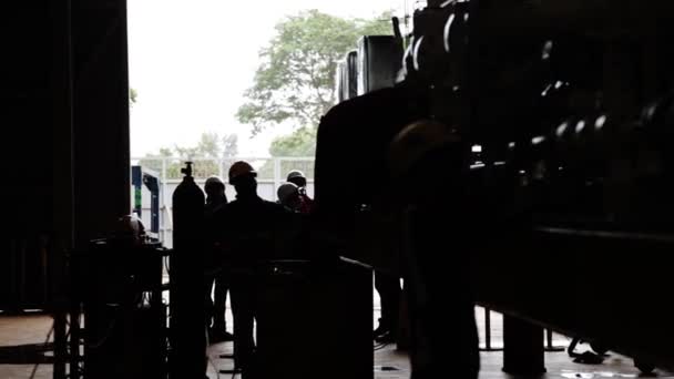 Menschen Die Einer Fabrik Arbeiten Silhouette Slider Von Links Nach — Stockvideo