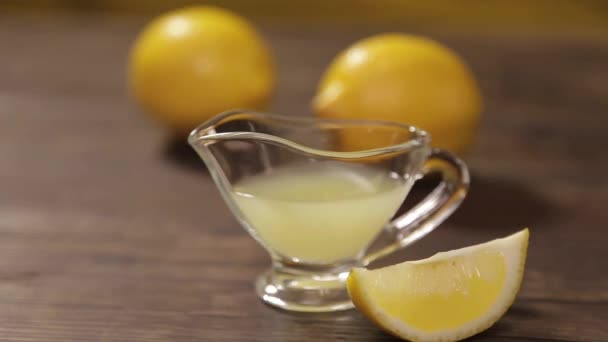 Citrons Jus Citron Dans Une Tasse Angle Avant Focus Pull — Video