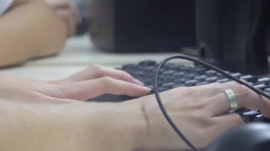 Kara Klavyenin Yakınındaki Tartışma sırasında Bir Kız Eli - Kapat