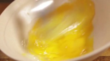 Yumurtalar - Beyaz Kasede 2 Kahverengi Yumurta Karıştırma - Üst Ön Açı