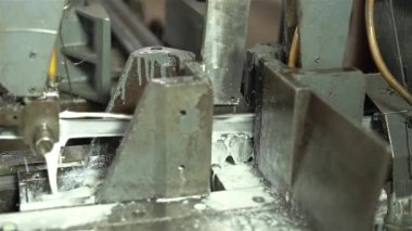 2 Çelik Çubuk Kesen Makine Sıvı Dışarı Çıkıyor - Ön Açı