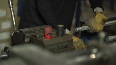 Sarı Eldiven Giyen Adam İnşaat için Metal Boruyu Kesiyor - Kapat