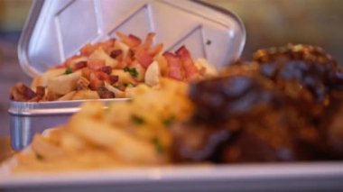 Tapioca Cipsleri ve Biftek Kaburgaları - Kapat - Odakla Çek