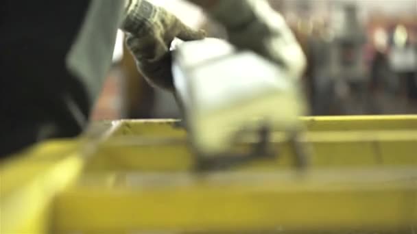 Fabrikarbeiter Bereiten Ein Produkt Zur Bauverstärkung Vor Nahaufnahme Focus Pull — Stockvideo